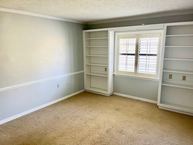Building Photo - AVAILABLE 07/01!  HUGE 3300sqft  4BR/3.5BA...