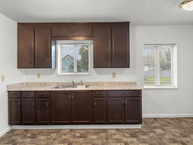 Building Photo - 5428 S Cedar St