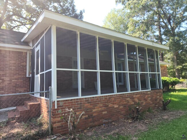 Building Photo - 1082 Lennox Pl
