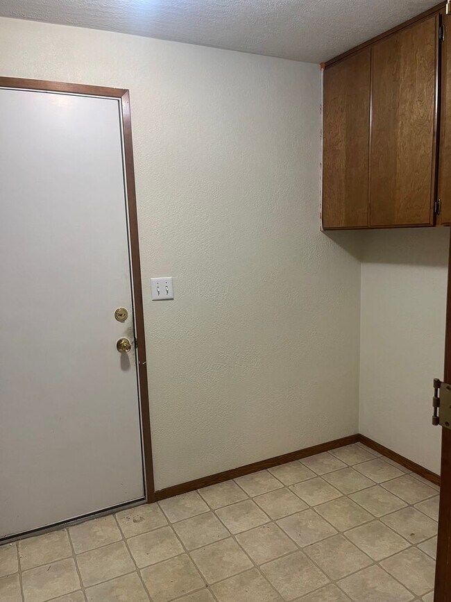 Building Photo - 3 Bedroom 2 Bath House
