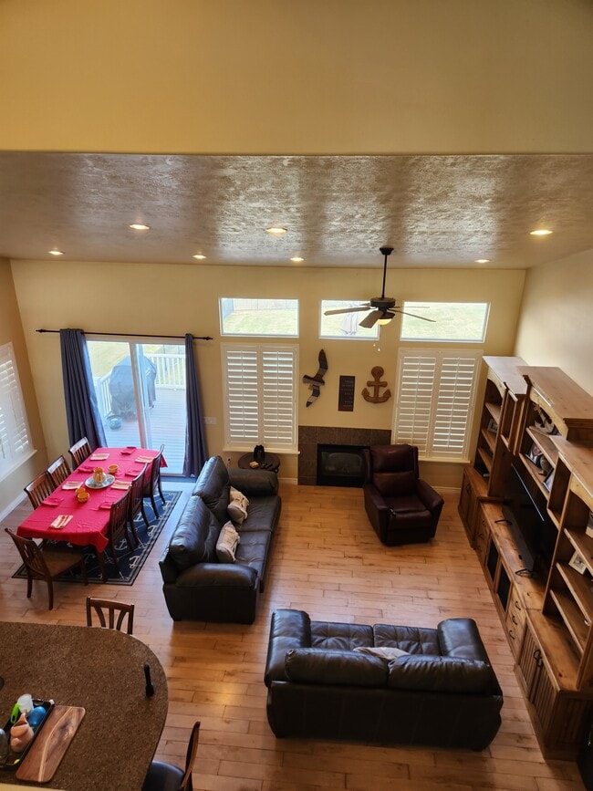 Building Photo - 2352 S Shorewood Dr