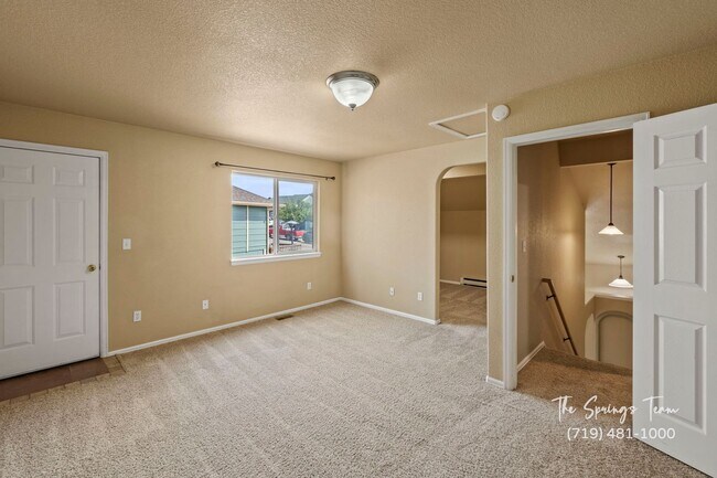 Building Photo - Spacious & Unique 3BD/2BA Townhome w/ Gara...