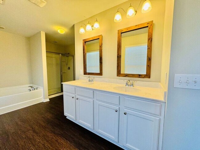 Building Photo - 4 bed 2.5 bath located in The Links at Way Station!! Available in August!!