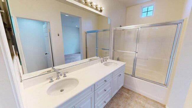 Building Photo - Amazing 2 Bedroom/2.5 Bathroom