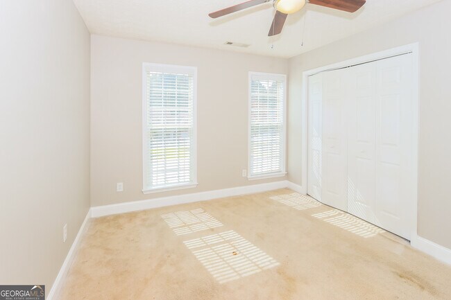 Building Photo - 220 Creekside Cir