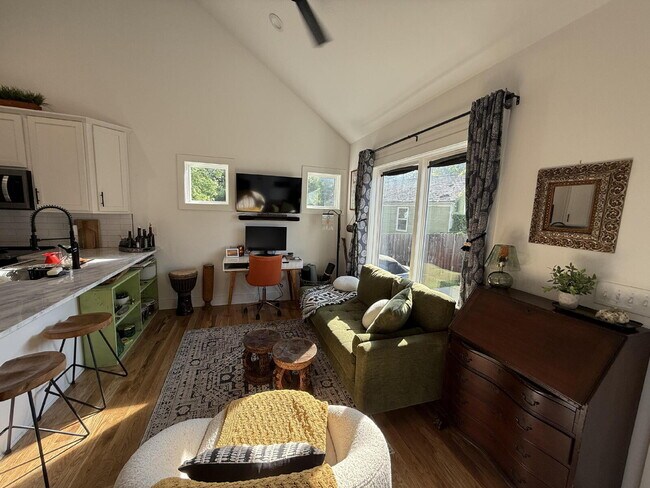 Building Photo - Secluced 800 Sq Ft 1-Bed Gem in Nashville’...