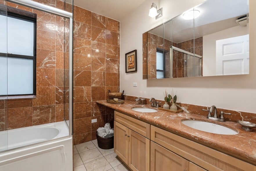 Building Photo - 645 W Bittersweet Pl