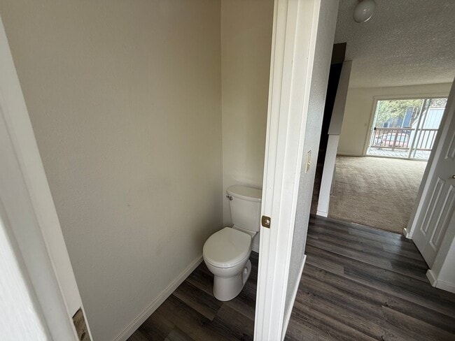 Building Photo - NE Bend 2bed/1.5bath Townhome Near St Charles with Garage