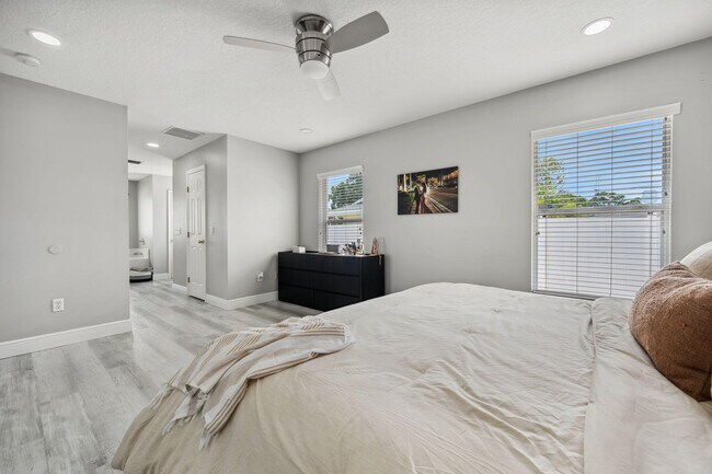 Building Photo - 249 SW Aubudon Ave