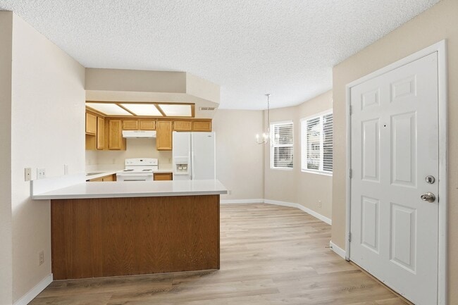 Building Photo - 2 bed, 2 bath Condo Right outside of Summerlin!