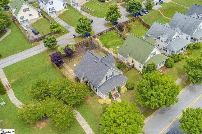 Building Photo - 331 Woodlark St