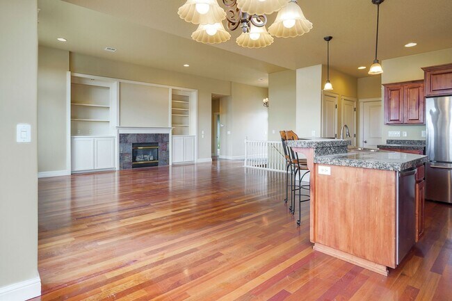 Building Photo - Spacious 4 bed, 3 bath home with sprawling...