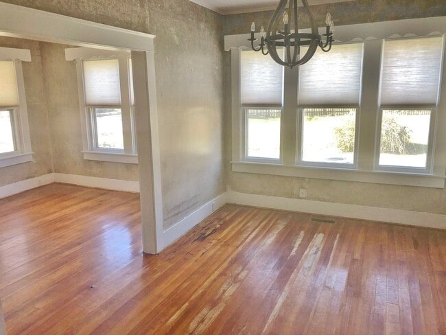 Building Photo - 3 Bedrooms 1 Bath