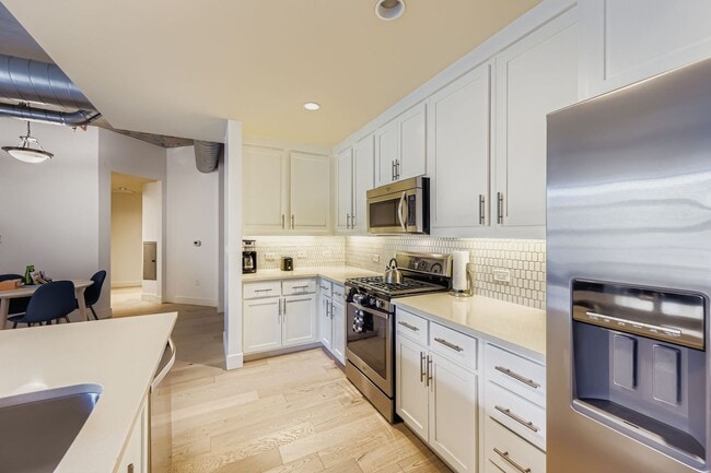 Building Photo - Modern 1 BDR in Peloton - All the Amenities