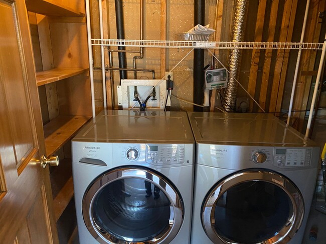 Building Photo - Wonderfully taken care of Tri Level Home w...