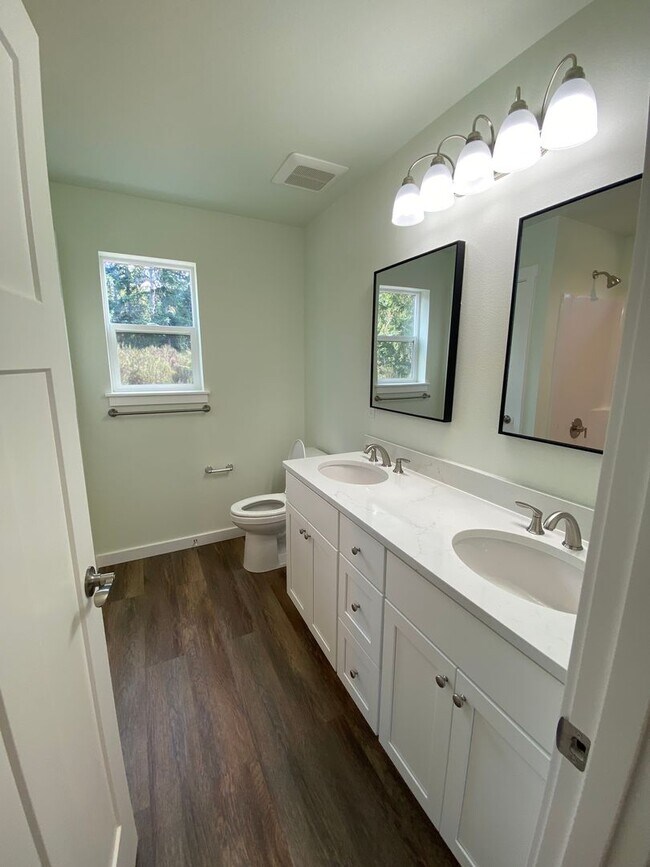 Building Photo - 3bd 2.5ba Home in Belfair on 2.5 Acres