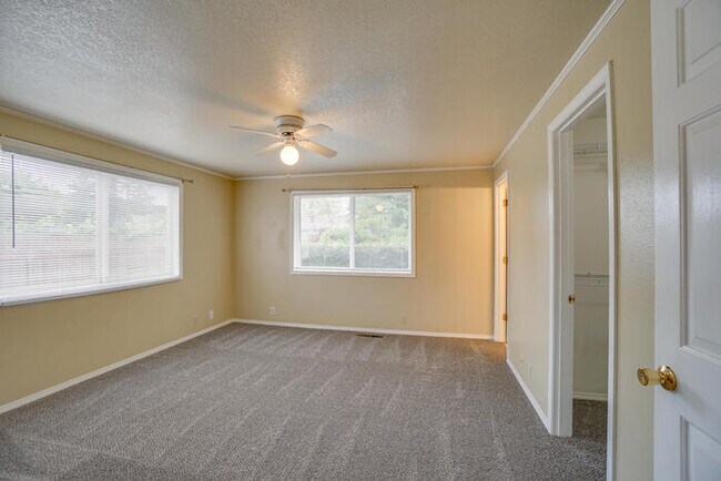 Building Photo - LARGE THREE BEDROOM HOME WITH RV /BOAT PAR...