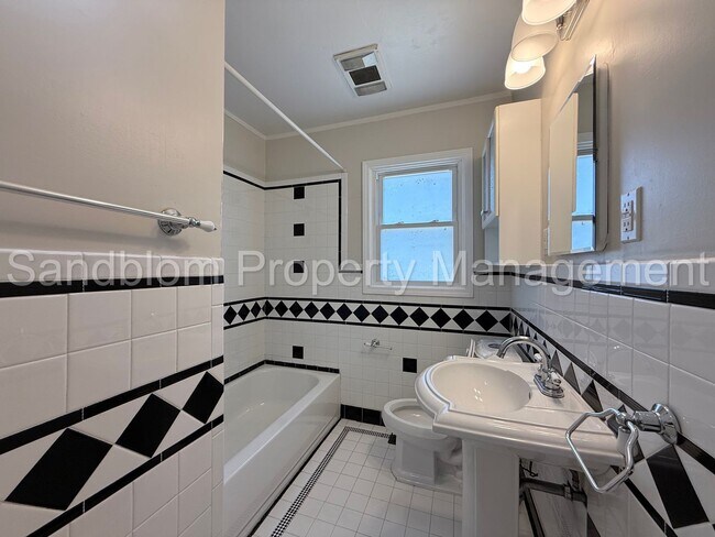 Building Photo - FOR LEASE | Tulsa | 3 Bed, 1 Bath Home - $...