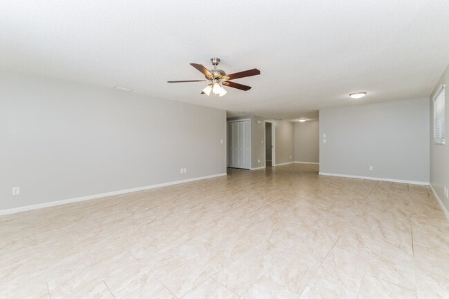 Building Photo - 516 Firefly Ln