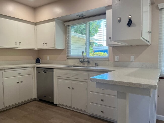 Building Photo - Los Gatos Living Just Minutes from Downtown & New Whole Foods