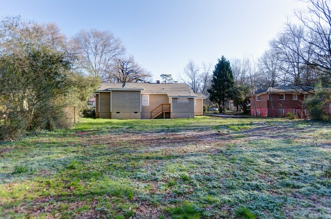 Building Photo - 4 BR 4 BA in Normaltown!