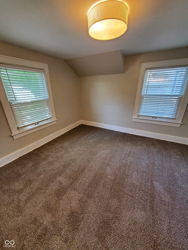 Building Photo - 404 N Riley Ave