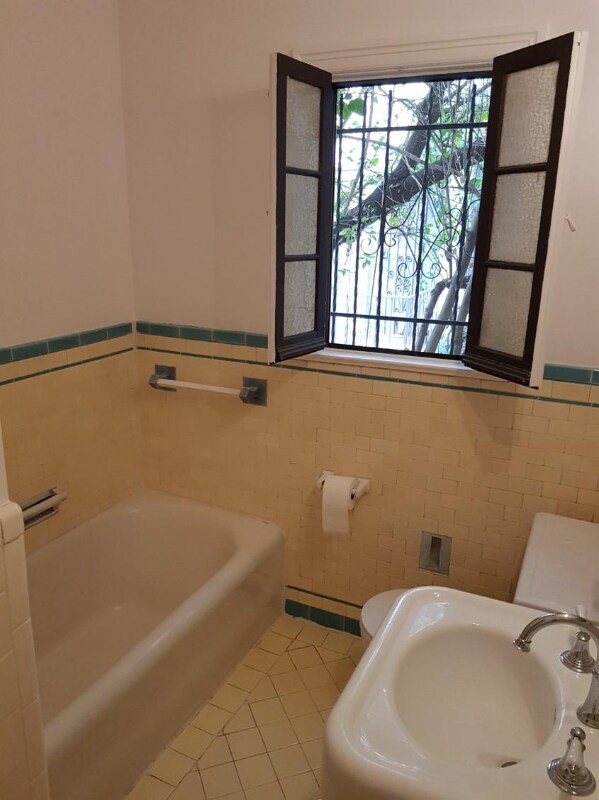 Building Photo - 333 N Sycamore Ave