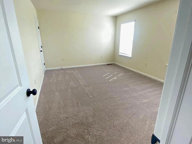 Building Photo - 20 Skip Ln