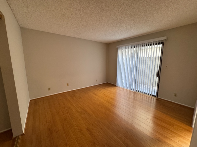 Building Photo - 725 E Providencia Ave