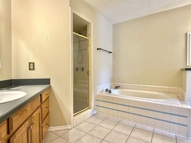 Building Photo - 2633 Bauer Dr