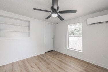Building Photo - "Charming 2-Bedroom Retreat with Huge Yard...