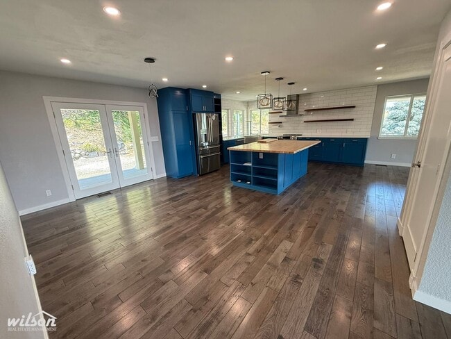 Building Photo - Remodeled 4bd/3ba Naches Home with Firepla...