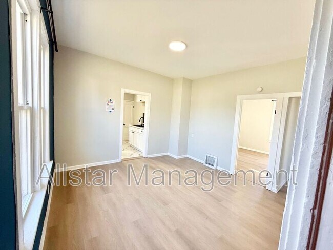 Building Photo - 924 Spring Ave NE