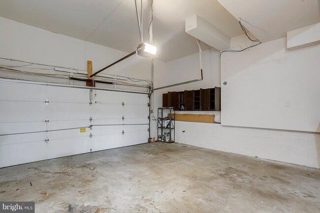 Building Photo - 9801 Clydesdale St