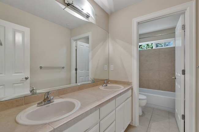 Building Photo - Must see in beautiful Redmond neighborhood