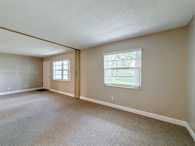 Building Photo - 6211 SW 37th St