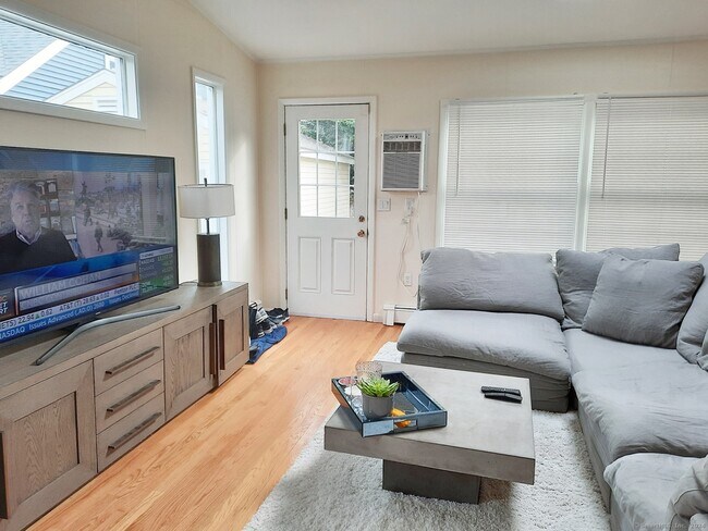 Building Photo - 8 Rockland Pl