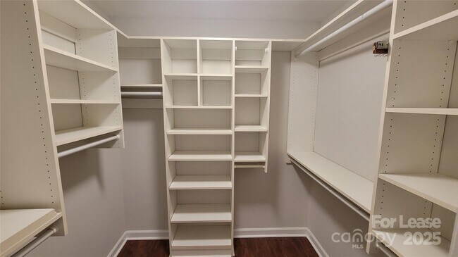 Building Photo - 9424 Whitethorn Dr