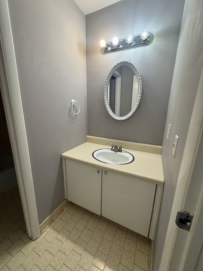 Building Photo - FOR RENT - 3 Bedroom Condo in Green Hills