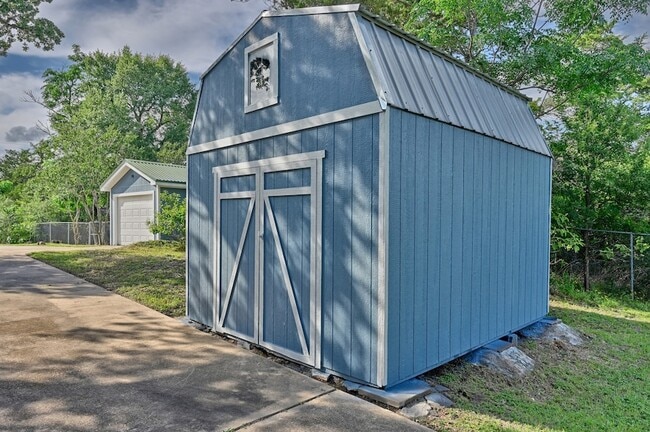 Building Photo - 9481 Lake Forest Cir