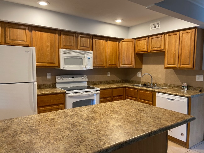 Building Photo - 814 Sandtree Dr