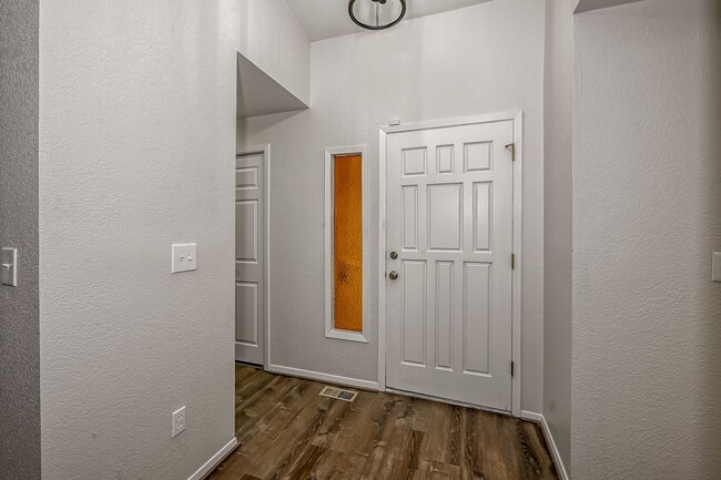 Building Photo - 3-bedroom 2-bathroom home with fenced back...