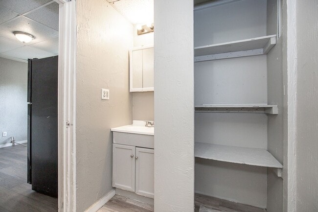 Building Photo - 4 BED 1 BATH SINGLE FAMILY HOME IN CLEVELAND!