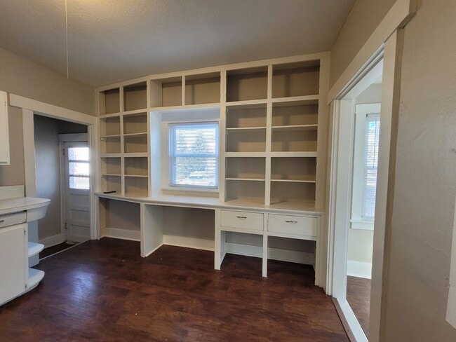 Building Photo - 2 Bedroom, 1 Bathroom Home with Detached Garage!