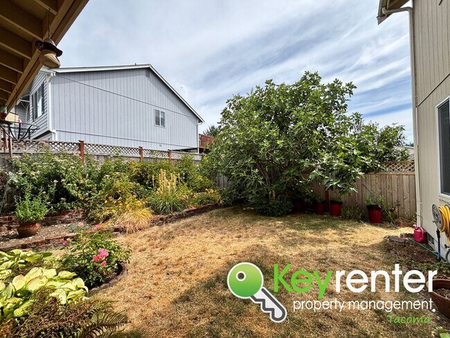 Building Photo - Newly Updated 5-Bedroom Home in Quiet Span...