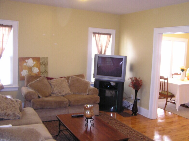 Building Photo - 425 Roosevelt Ave