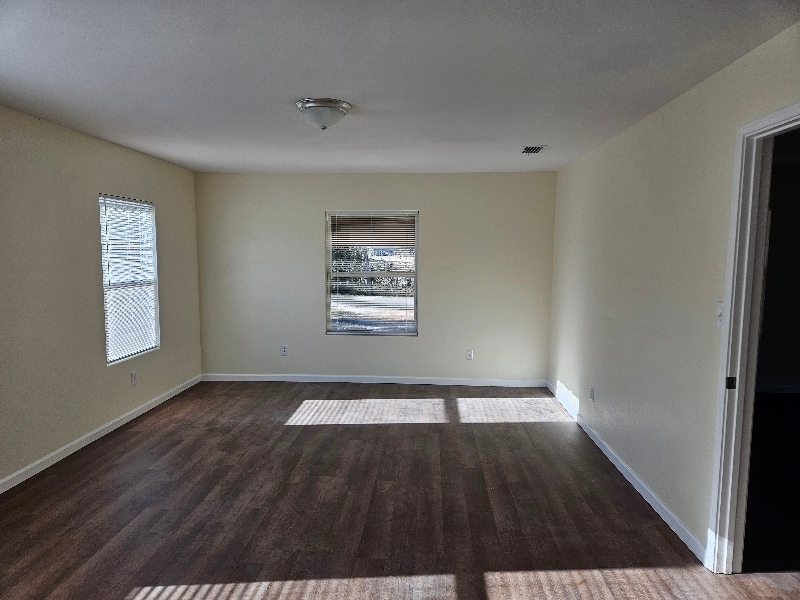 Building Photo - 302 N Main St