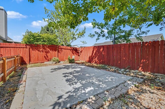 Building Photo - 7400 Newbrook Dr