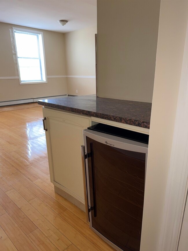 Building Photo - 998 Broadway