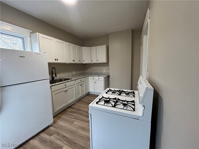 Building Photo - 7417 Linwood Ave